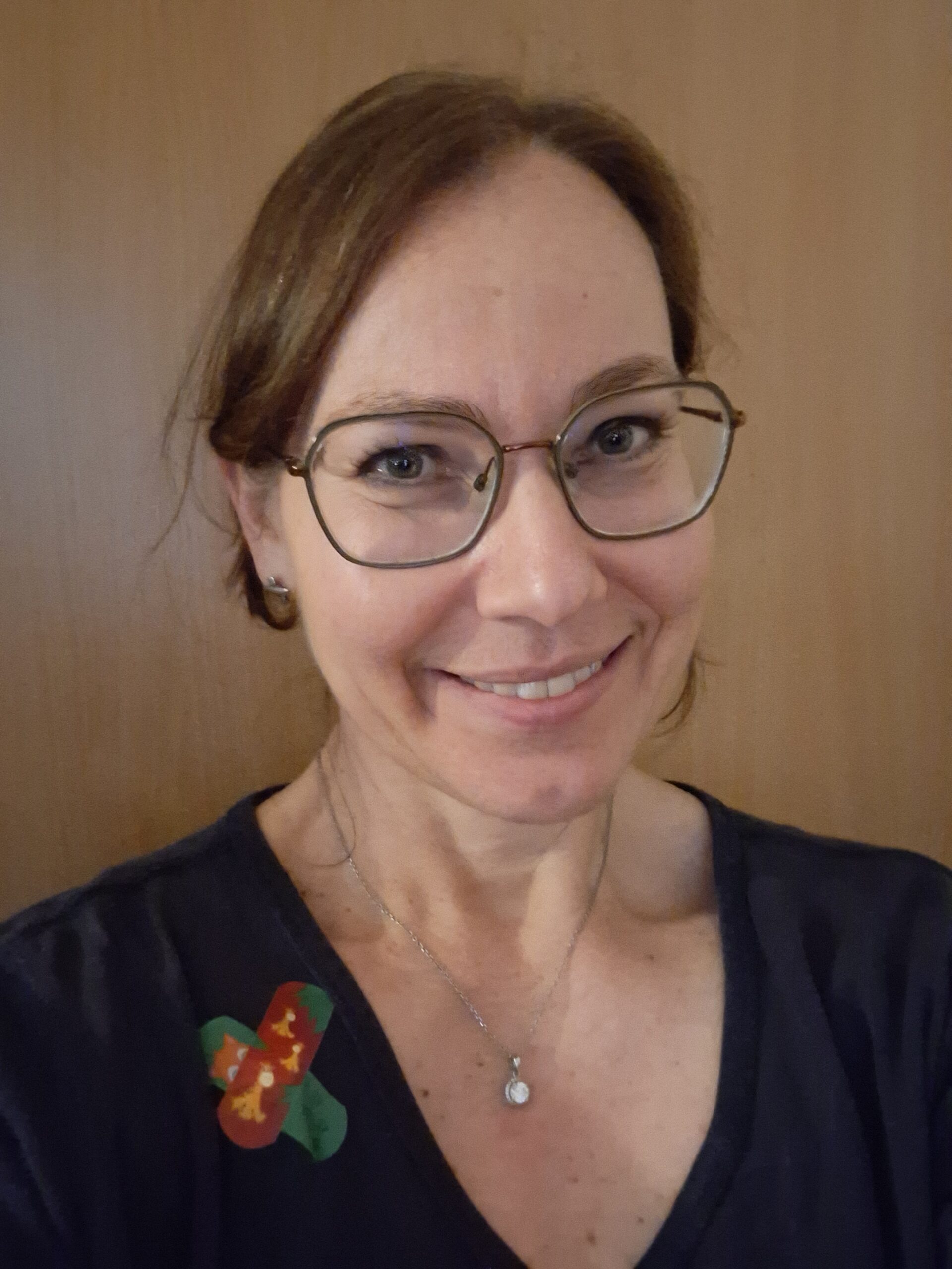 Portrait zum Tag der pflegenden Eltern mit zwei gekreuzten Kinderpflastern.