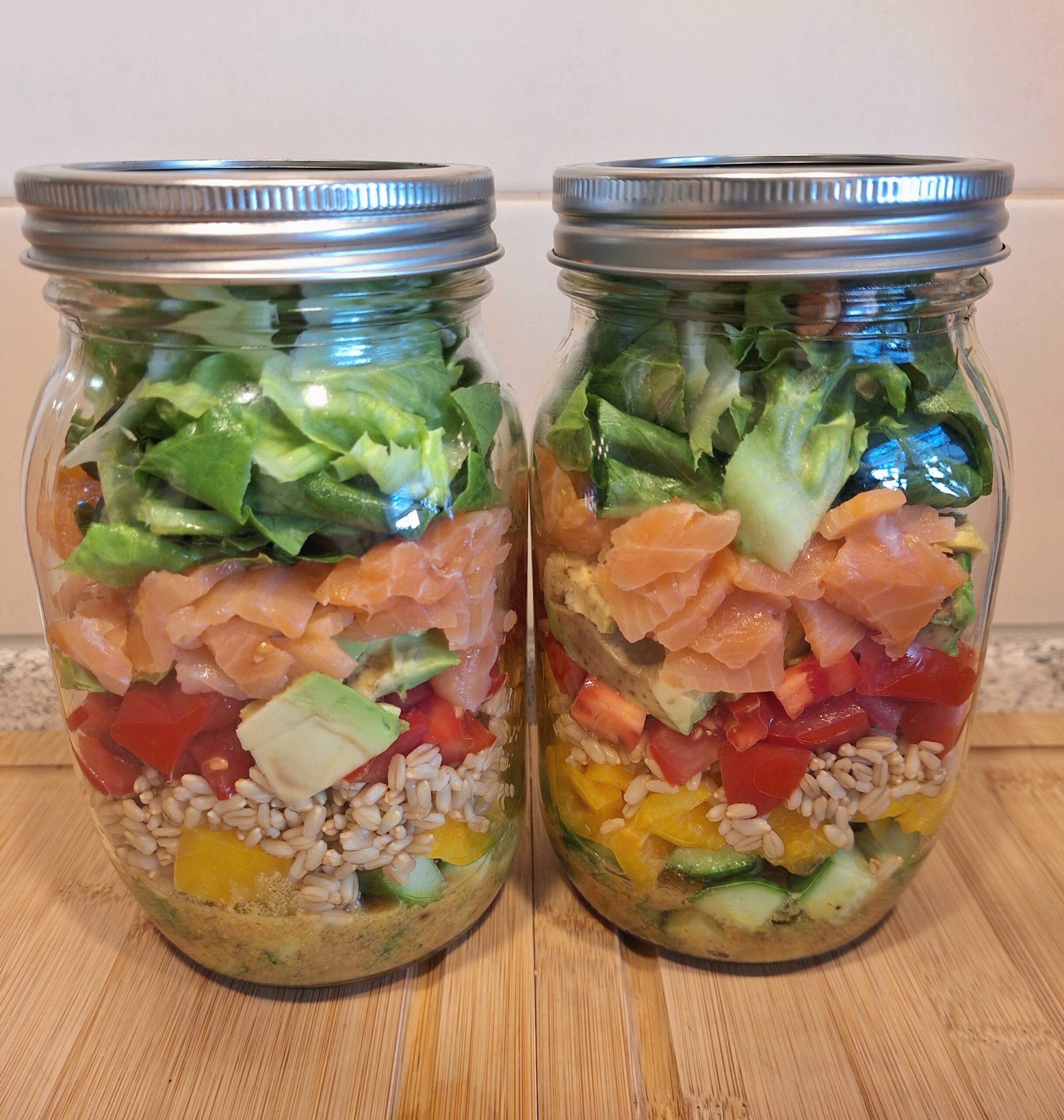 Salat im Glas mit Räucherlachs